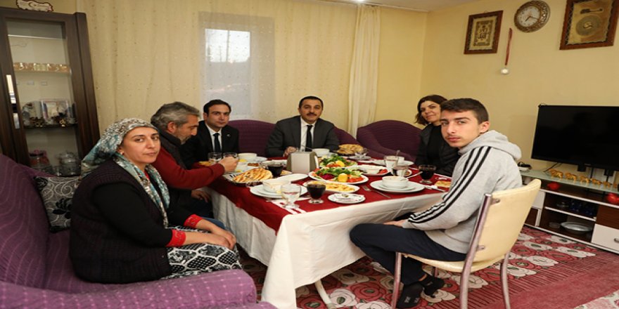 Kars Valisi Türker Öksüz, Demirci ailesini ziyaret ederek Ramazanın ilk iftarını birlikte yaptı