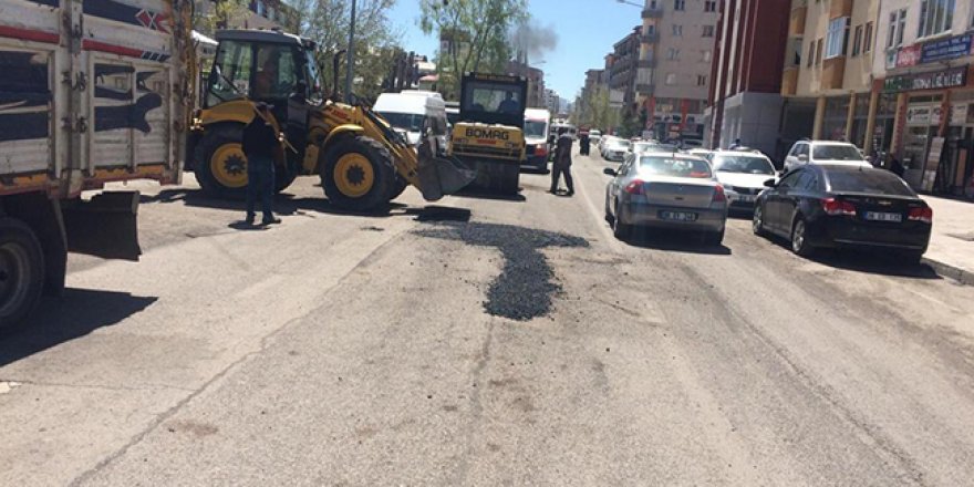 Kars Belediyesi bozulan yollara yama yapıyor