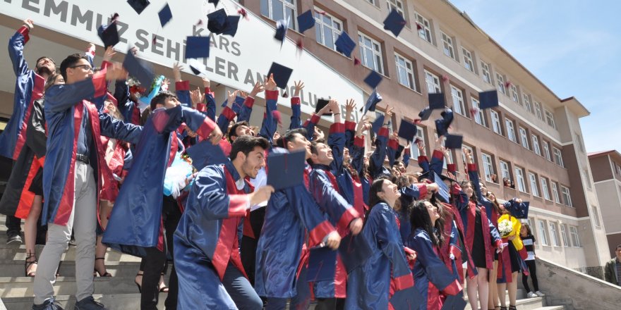 Kars’ta lise son sınıf öğrencileri için mezuniyet töreni 