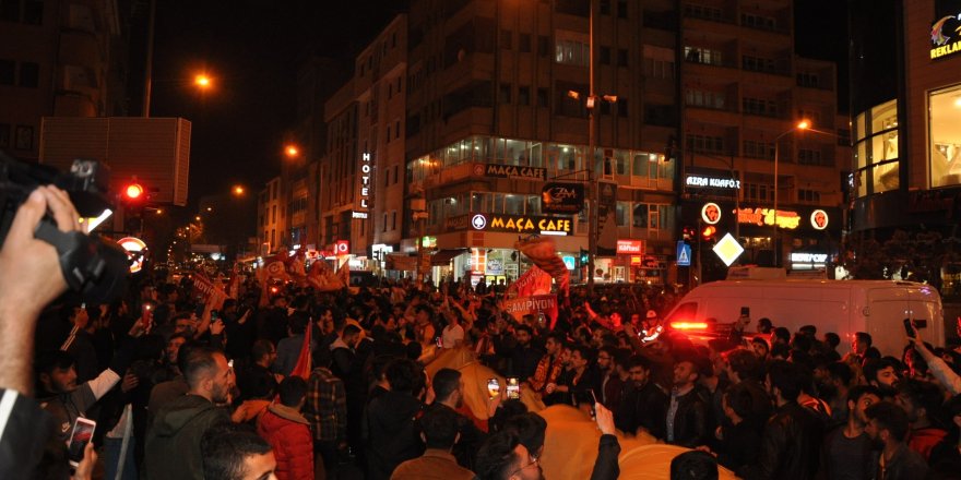  Kars’ta Galatasaraylılar sokaklara döküldü 
