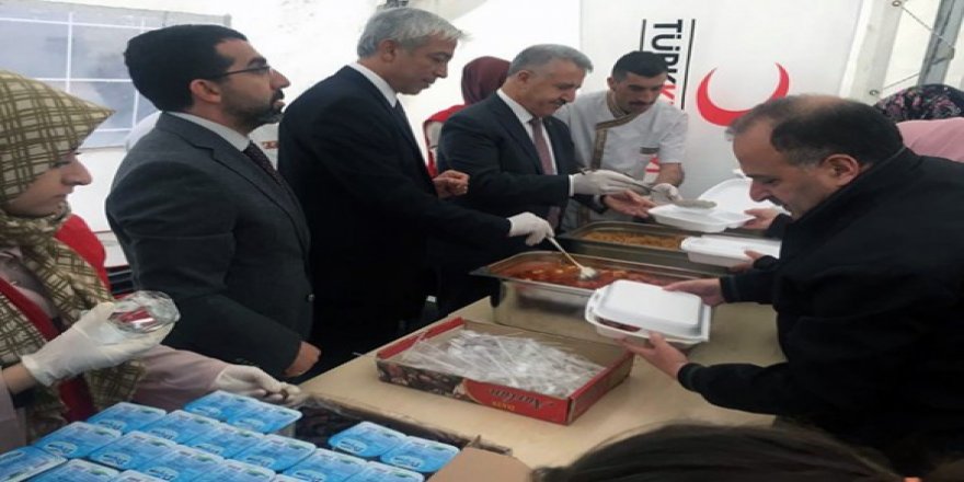 Milletvekilleri Arslan ve Kılıç, vatandaşlara iftarda yemek ikram etti