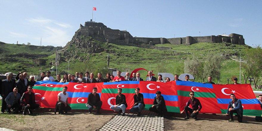 Nahçıvan Devlet Müzikal Dram Tiyatrosunun oyuncuları Kars’ta