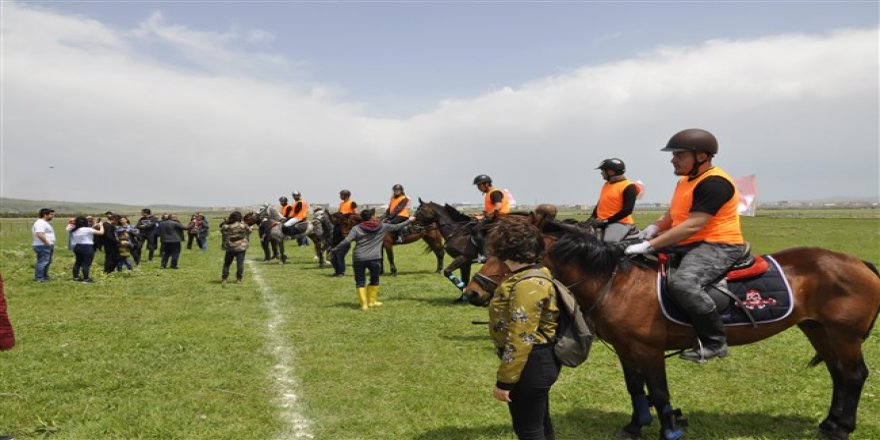 KAÜ'de 100. yıl şerefine 11 bin 200 metrelik koşu