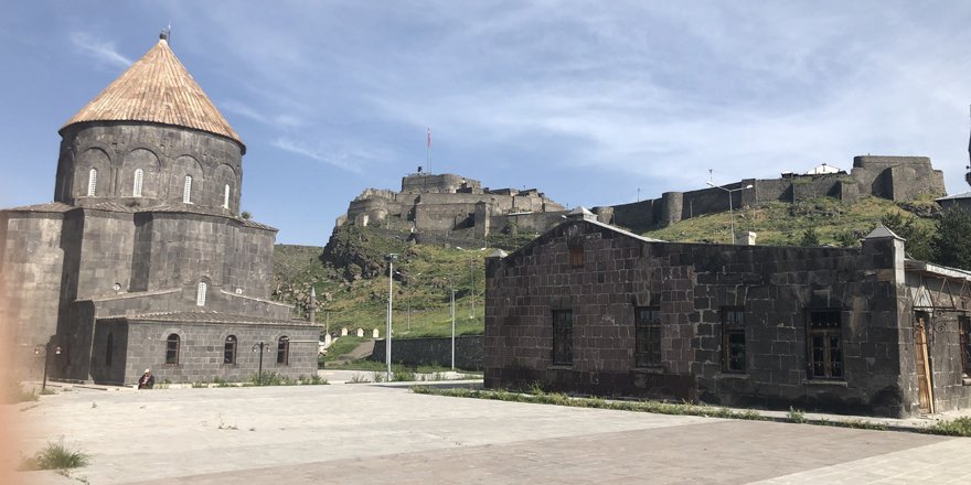 Kars’ta Papaz’ın evi kaderine terk edildi