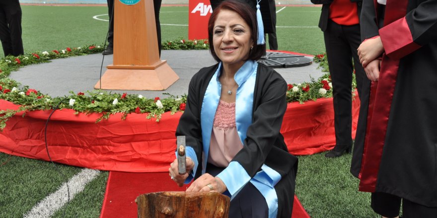  Kars’ta 3 çocuk annesi Habibe Şahin, üniversite birincisi oldu 