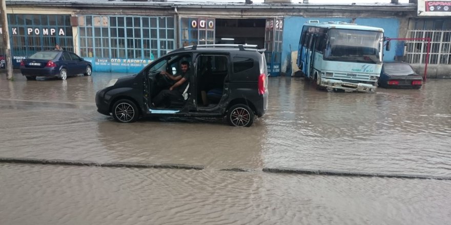 Kars’ta yağmur 10 dakikada işyerlerini sular altında bıraktı 