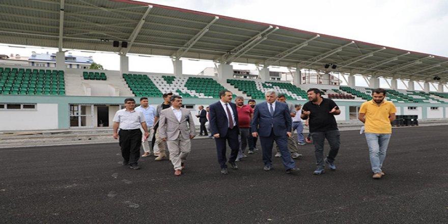 Vali Türker Öksüz, şehir stadyumu ve buz pateni inşaatını inceledi