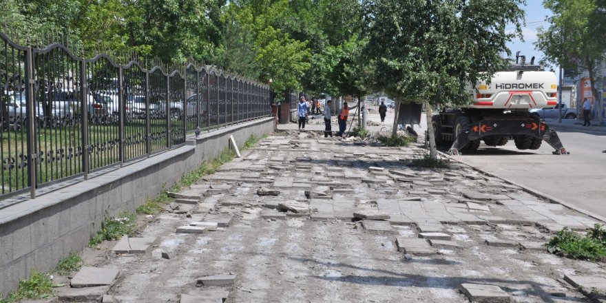 Karayolları Kars’ta kaldırımları yapıyor 