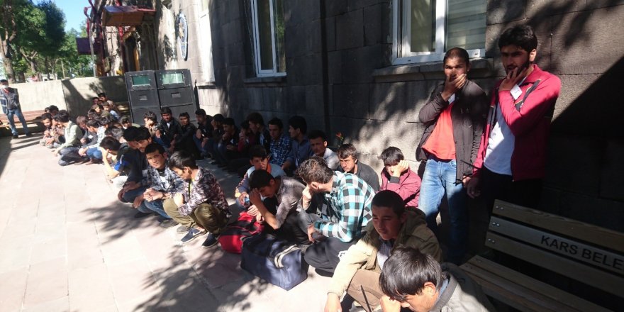 Kars’ta 56 düzensiz göçmen yakalandı 