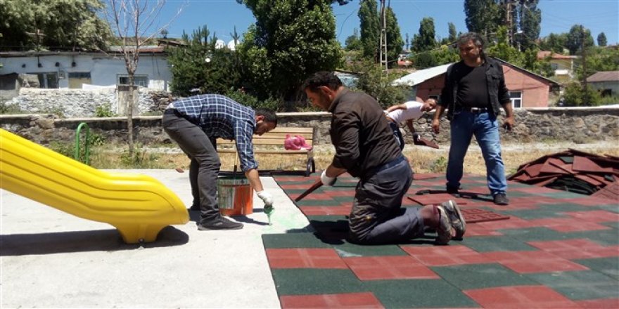 Kars'ta çocuklar yaralanmasın diye parklara kauçuk zemin döşeniyor