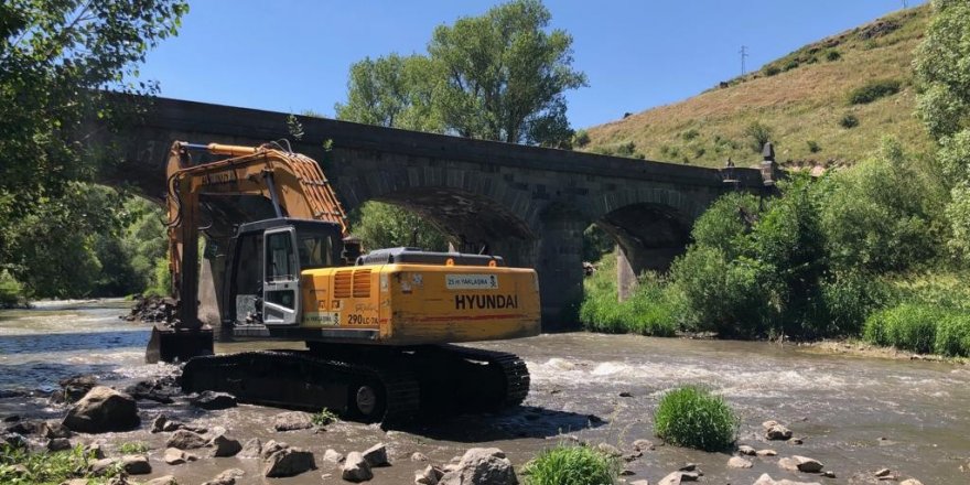  Tarihi Taş Köprünün onarımı yapılıyor 