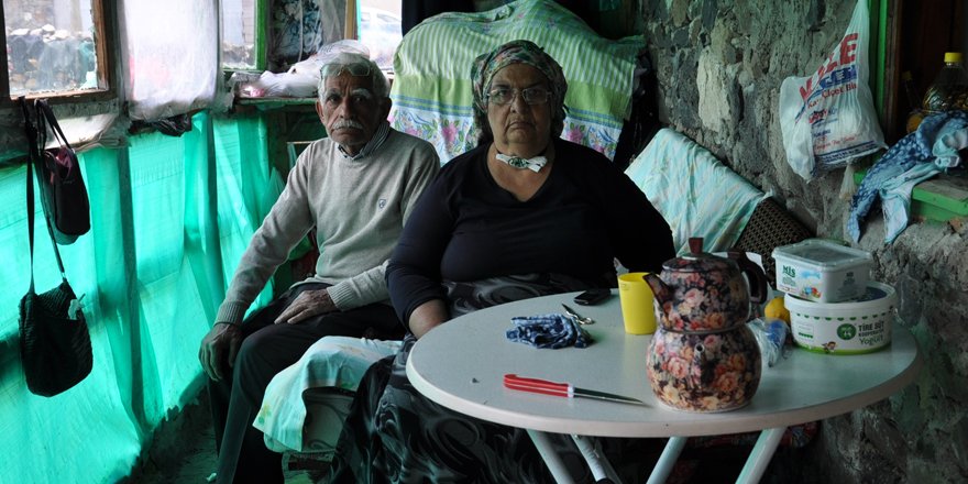 Kars’ta yaşlı çiftin tek odada yaşam mücadelesi 