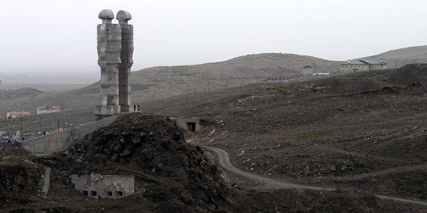 Heykeltıraş Mehmet Aksoy : Kars Belediyesi'ne müracaatta bulunup yeniden yapacağım