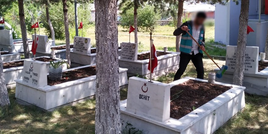 Kars’ta yükümlüler Şehitliğin bakımını yaptı