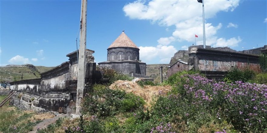 Tarihi duvar, turistler için tehlike oluşturuyor