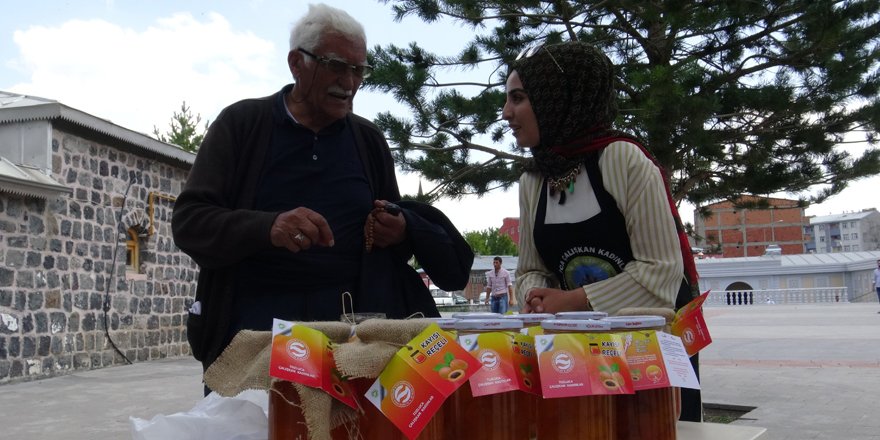 Tuzlucalı kadınlar yaptıkları kaysı reçelinin Kars’ta satışını yaptı 