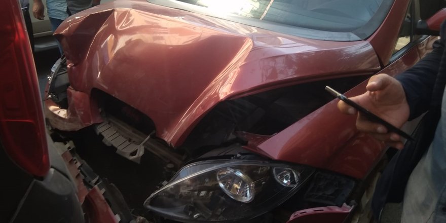 İki aracın çarpıştığı kaza maddi hasarla atlatıldı