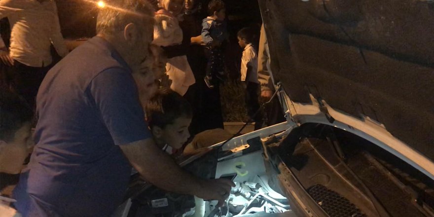 Sarıkamış’ta araç motoruna giren iki kedi 4 saatte kurtarıldı