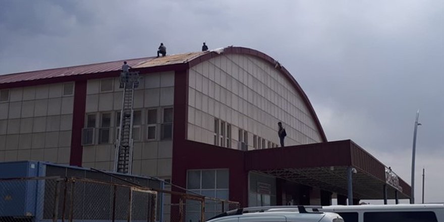 Üniversitenin savrulan çatıları onarılıyor