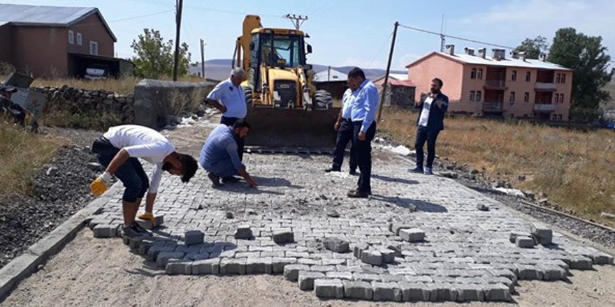 Susuz Belediyesi, mahalle aralarındaki yolları yapıyor