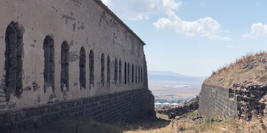 Kars’ın savunmasında kullanılan Arap tabya yok oluyor