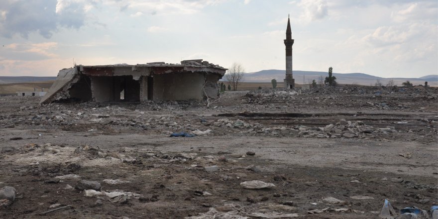 Kars’ta baraj suyu çekildi, köy gün yüzüne çıktı