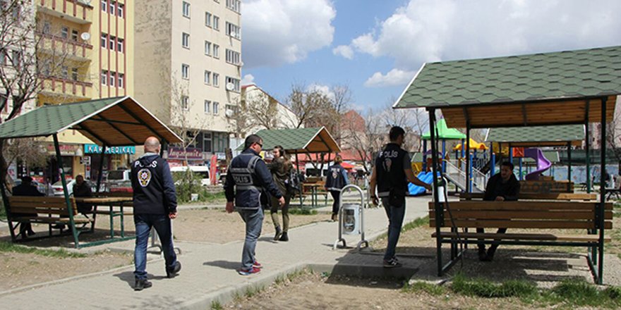 Okul çevreleri ilk günden polisin güvenliğinde