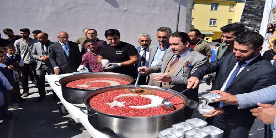 Digor’da, Muharrem ayı dolayısıyla Aşure dağıtıldı