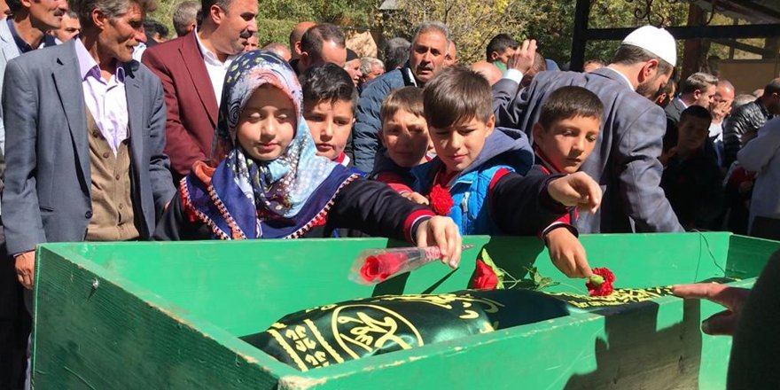 Küçük Umut babasıyla aynı mezara defnedildi