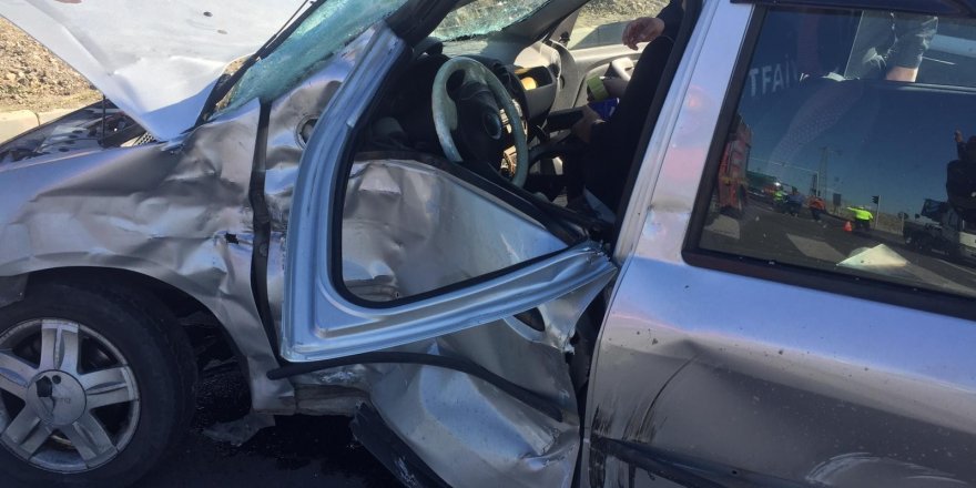  Kars’ta TIR otomobile çarptı: 2 yaralı