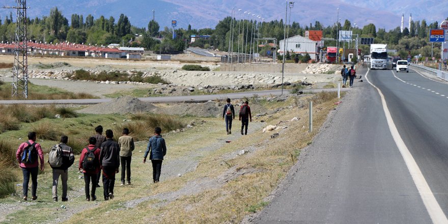 Umuda yolculuk için günlerce yol yürüyorlar