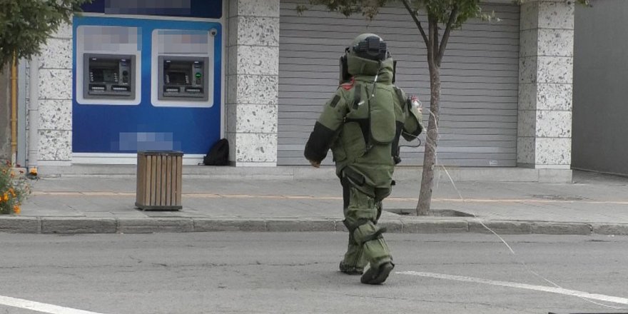 Kars’ta ATM önünde unutulan çanta fünyeyle patlatıldı