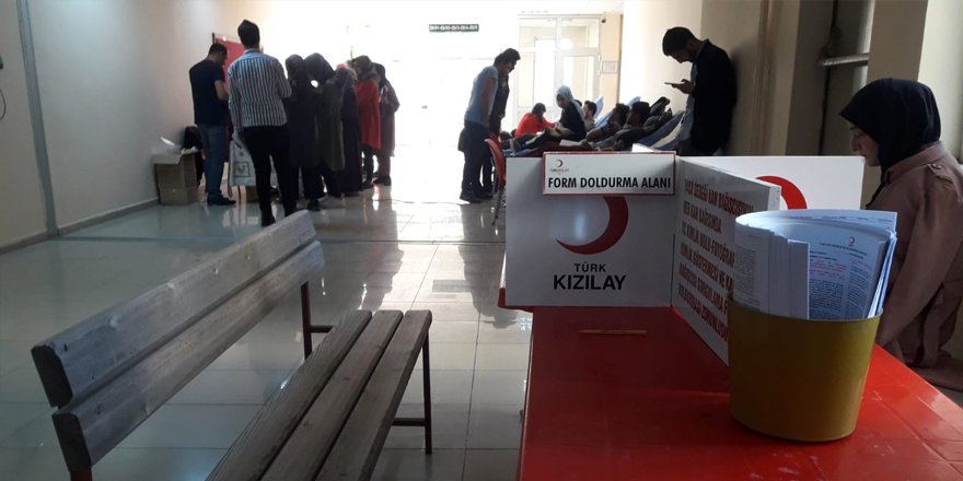 Kafkas Üniversitesi öğrencilerinden Kızılay'a kan bağışı