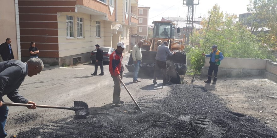 Bozuk yollara sıcak asfaltlı yama yapılıyor