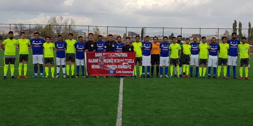 Futbolculardan Mehmetçiğe pankartlı destek