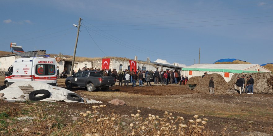 Şehidimizin baba evi Türk bayrakları ile donatıldı