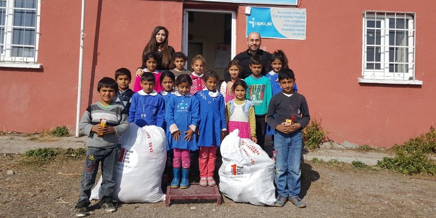 Kars’ta öğrencilere kışlık giysi yardımı