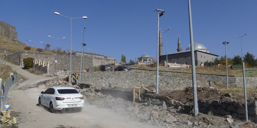 Yüksek duvarlar yıkılıyor