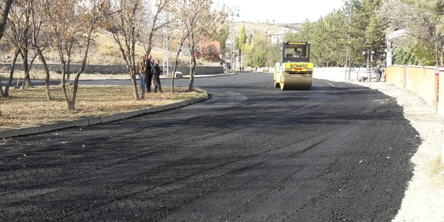 Kars Belediyesi'nin yol düzenleme ve onarım çalışmaları sürüyor