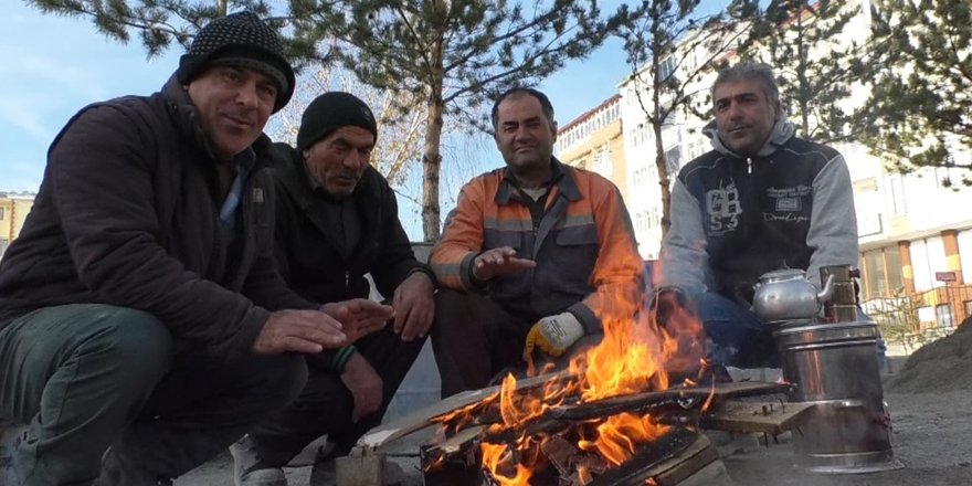 Kars’ta inşaat işçilerinin soğukla mücadelesi