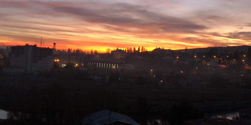 Kars’ta gökyüzü kızıla büründü