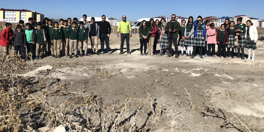 Kars’ta Kar Sincapları Spor Kulübü öğrencilerle birlikte fidan dikti