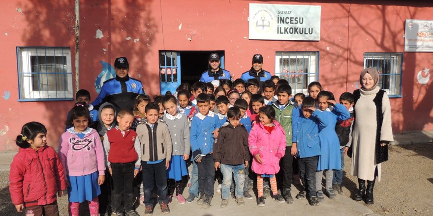 Kars polisinden köy çocuklarına ziyaret