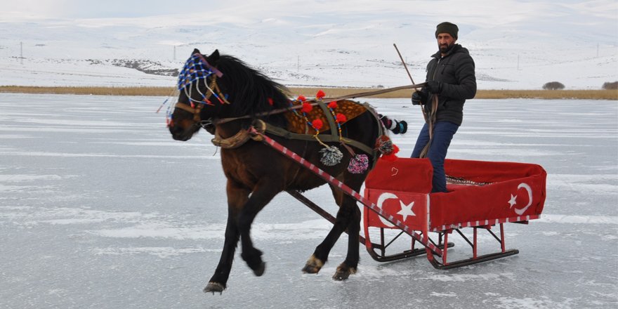 Atlı kızaklar Çıldır Gölü’ne indi