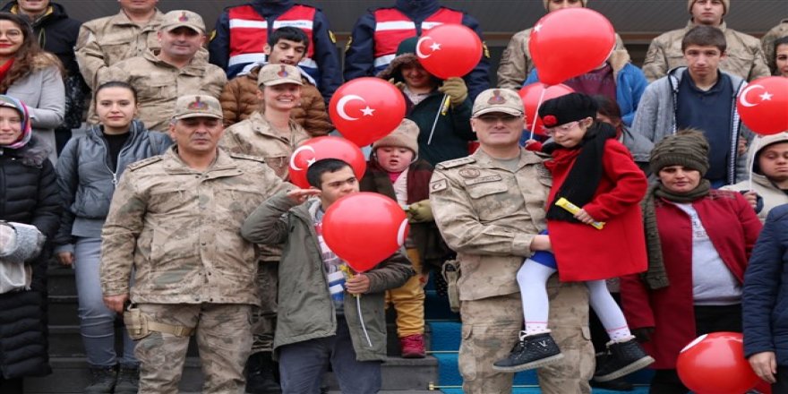 Engelli çocuklardan Kars İl Jandarma Komutanlığı'na ziyaret