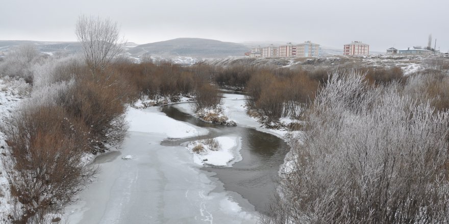 Kars eksi 11’i gördü, Kars Çayı donmaya başladı