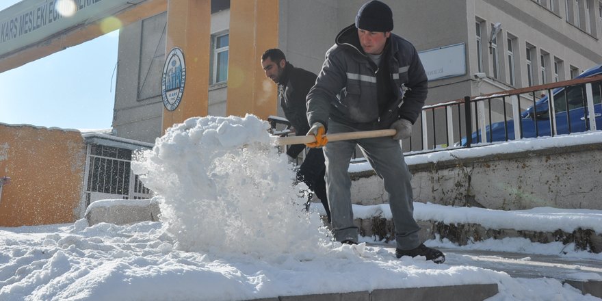 Kars Belediyesi’nin kar mesaisi başladı!