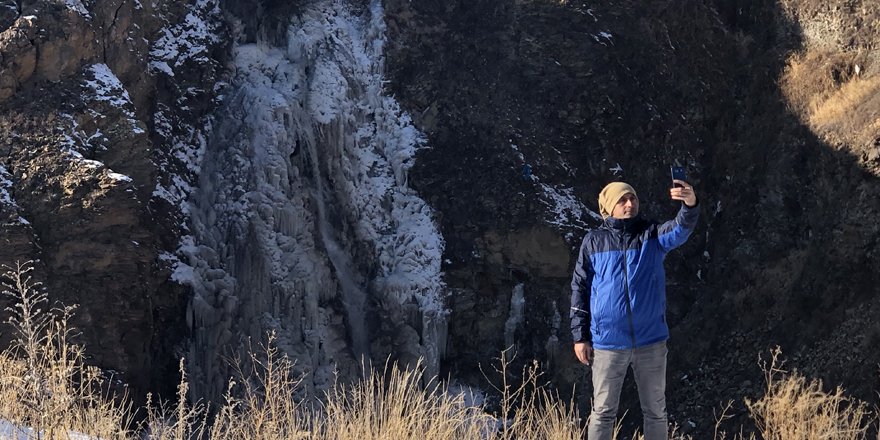 Kars’ın soğuğu şelaleyi dondurdu