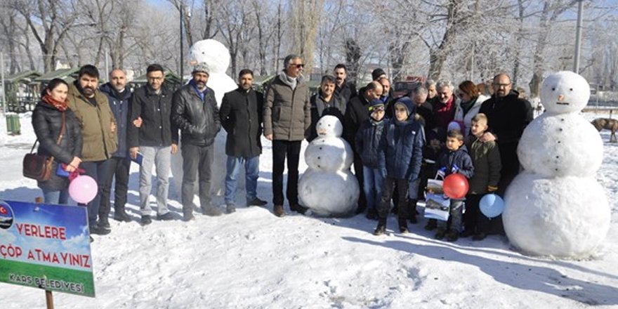 Öğrencilere karne hediyesi; kardan heykeller
