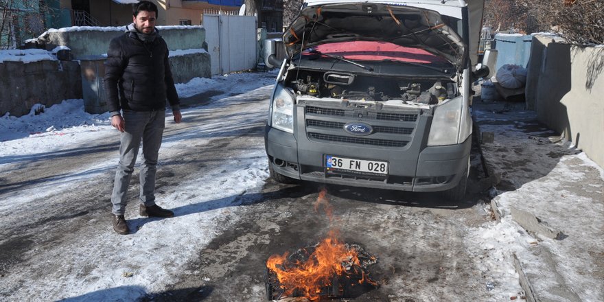 Kars'ta çok sayıda araç dondu